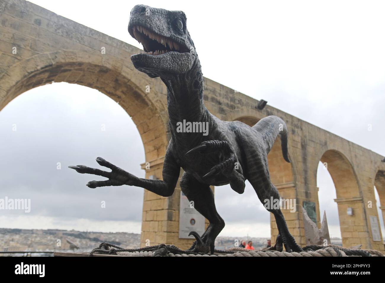 Modello di Velociraptor situato nei Giardini superiori di Barrakka, Valletta, Malta. Scene del film/film del 2022 Jurassic World Dominion sono state girate a Malta e questo dinosauro è stato esposto nei giardini come parte del Malta Movie Tour, che ha avuto molti film e film nel corso degli anni. Foto Stock