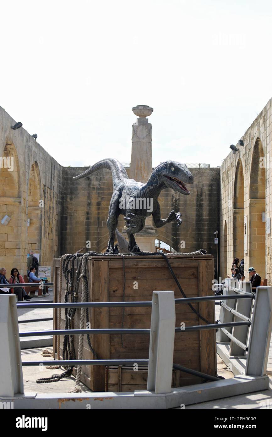 Modello di Velociraptor situato nei Giardini superiori di Barrakka, Valletta, Malta. Scene del film/film del 2022 Jurassic World Dominion sono state girate a Malta e questo dinosauro è stato esposto nei giardini come parte del Malta Movie Tour, che ha avuto molti film e film nel corso degli anni. Foto Stock