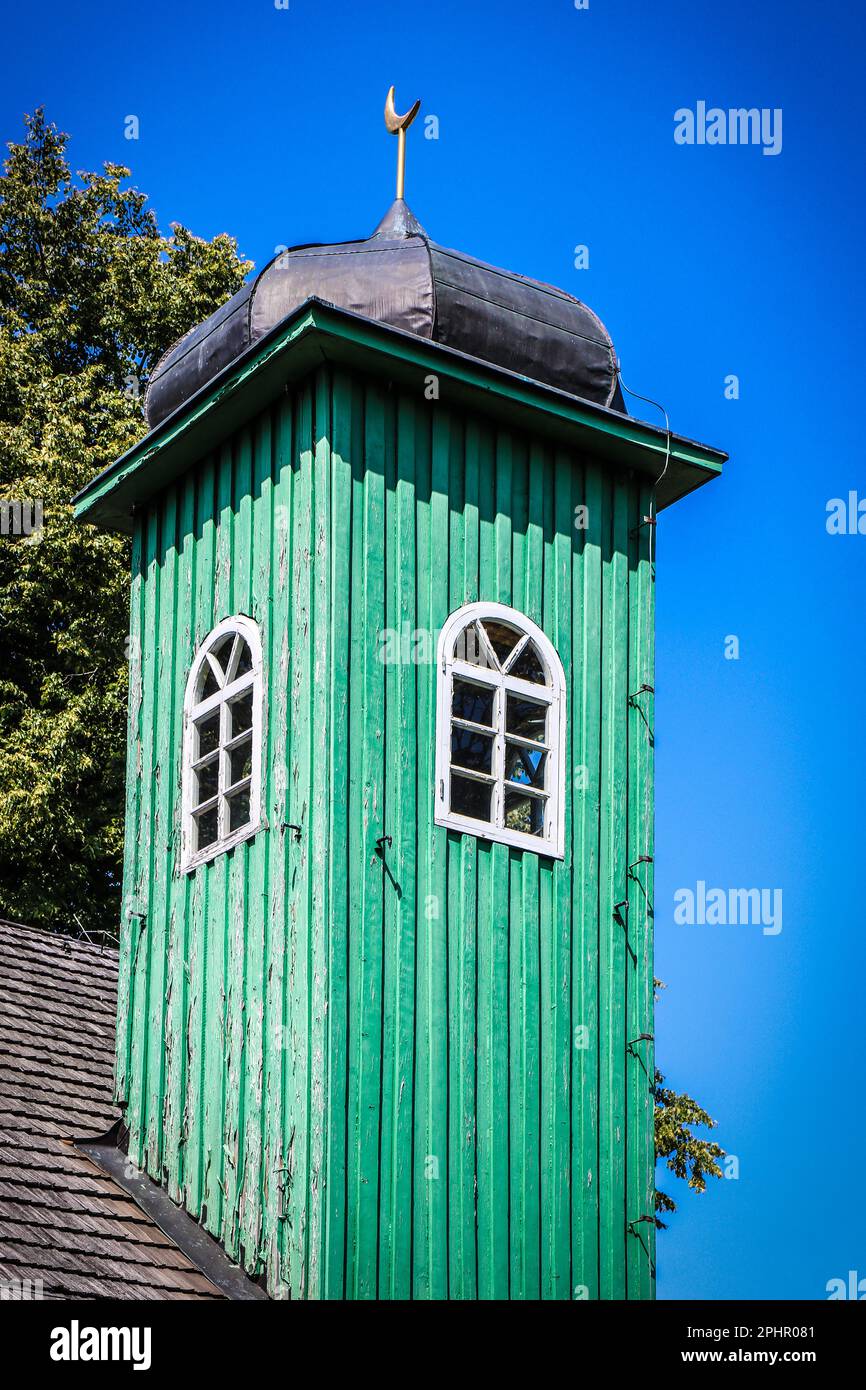 Campanile con finestra bianca di legno verde storico Lipka Tatar moschea Foto Stock