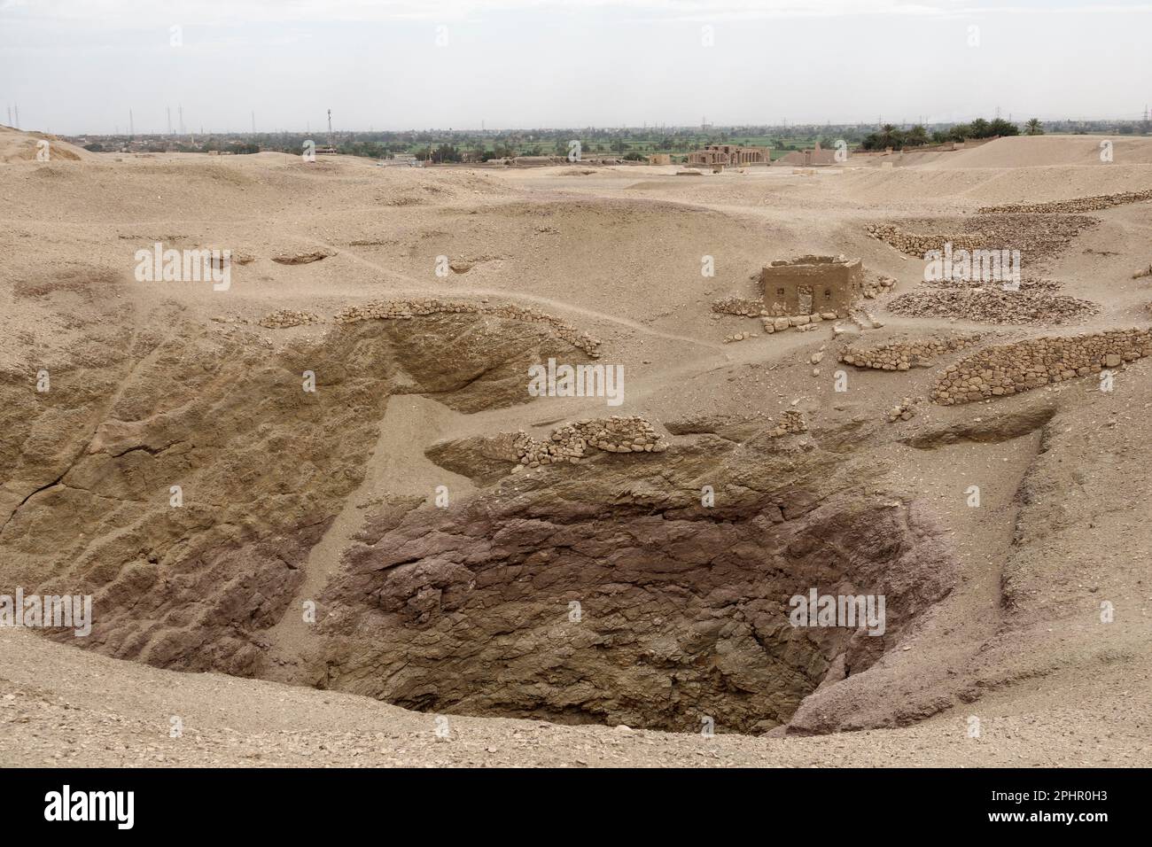 La grande fossa vicino a Deir el-Medina del lavoratore village vicino alla Valle dei Re, la riva occidentale del Nilo, Luxor, Egitto Foto Stock