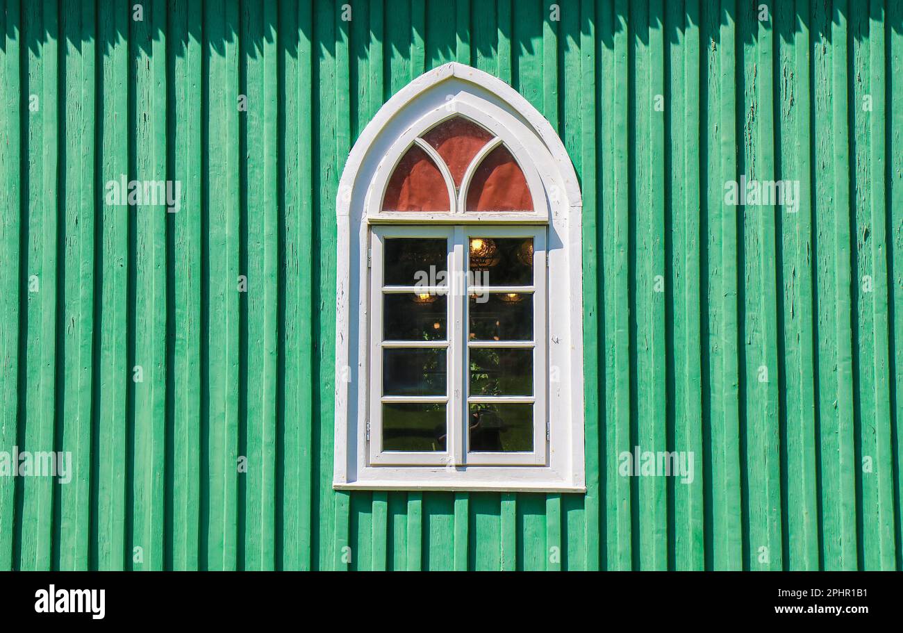 Finestra bianca sulla parete della storica moschea Lipka Tatar in legno verde Foto Stock