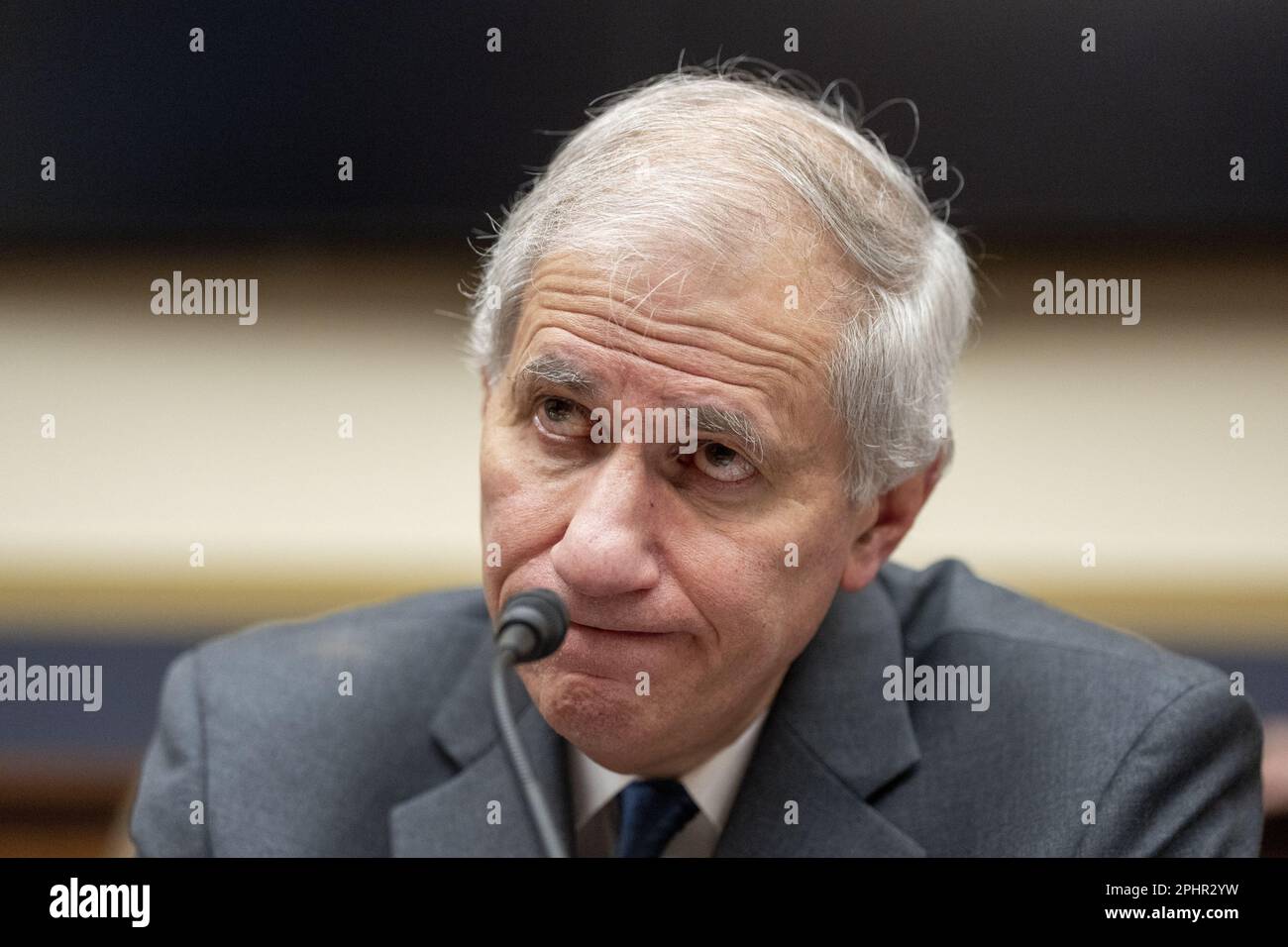 Washington, Stati Uniti. 29th Mar, 2023. Martin J. Gruenberg, Presidente del Consiglio di Amministrazione della Federal Deposit Insurance Corporation (FDIC), interviene dinanzi al Comitato della Camera dei servizi finanziari durante l'audizione sulla risposta dei regolatori federali ai recenti fallimenti della Banca a Capitol Hill a Washington, DC mercoledì 29 marzo 2023. Foto di Ken Cedeno/UPI Credit: UPI/Alamy Live News Foto Stock