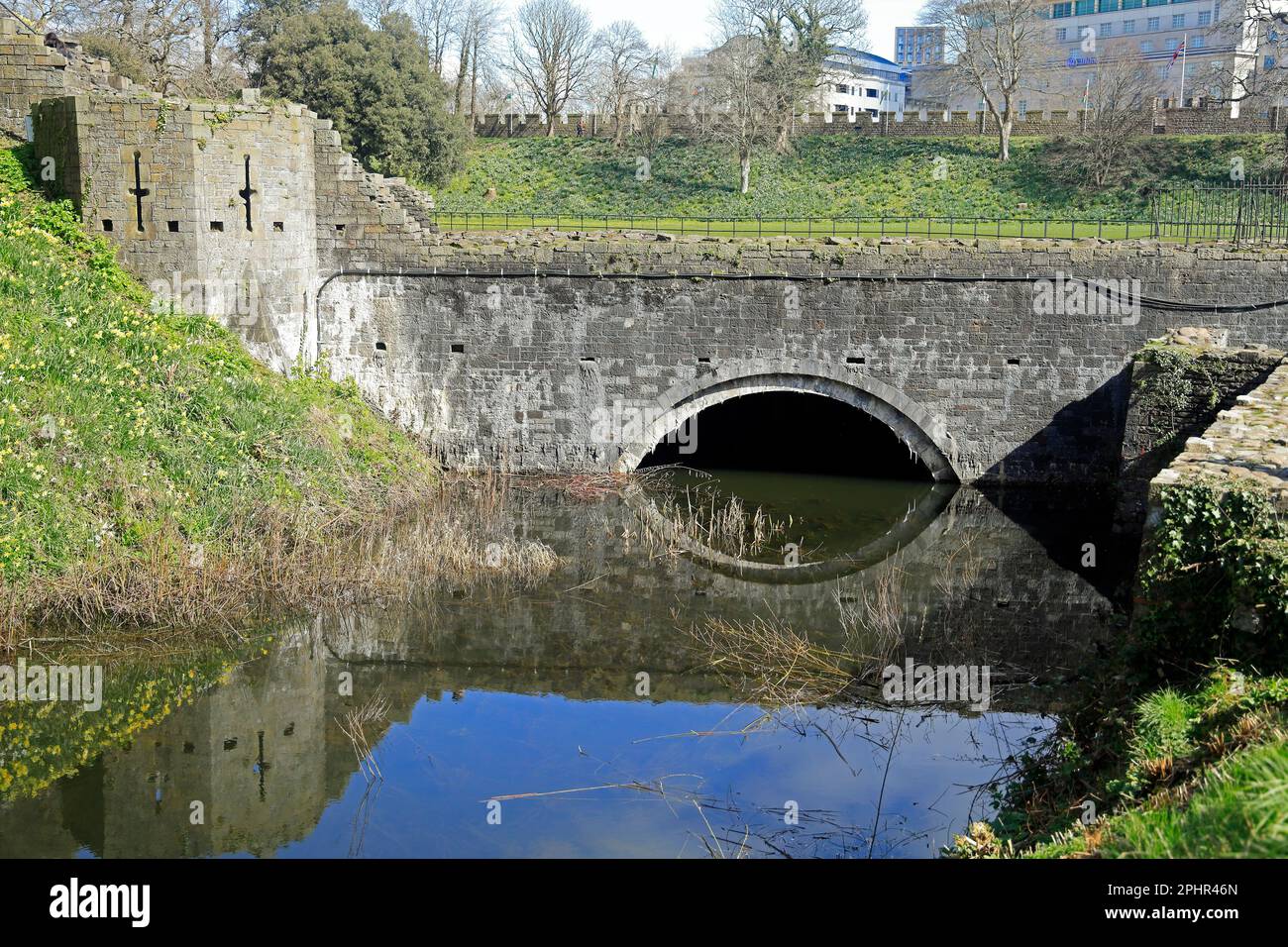 Ponte sul fossato fino al Norman Keep, il castello di Cardiff. . Marzo 2023. Molla. Foto Stock