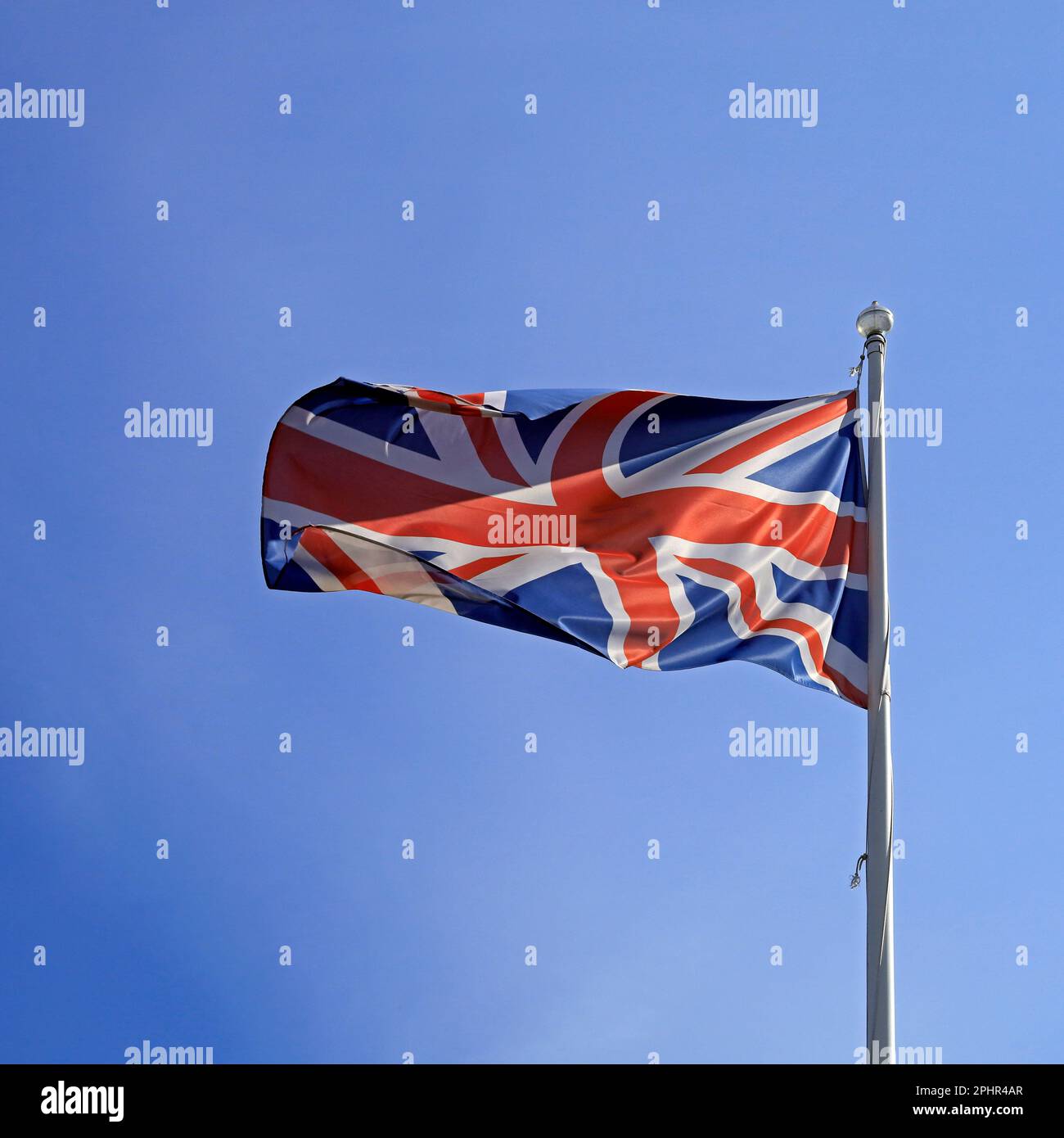 Bandiera dell'Unione, Union Jack, rosso bianco e blu contro un cielo blu marzo 2023. Molla. Foto Stock