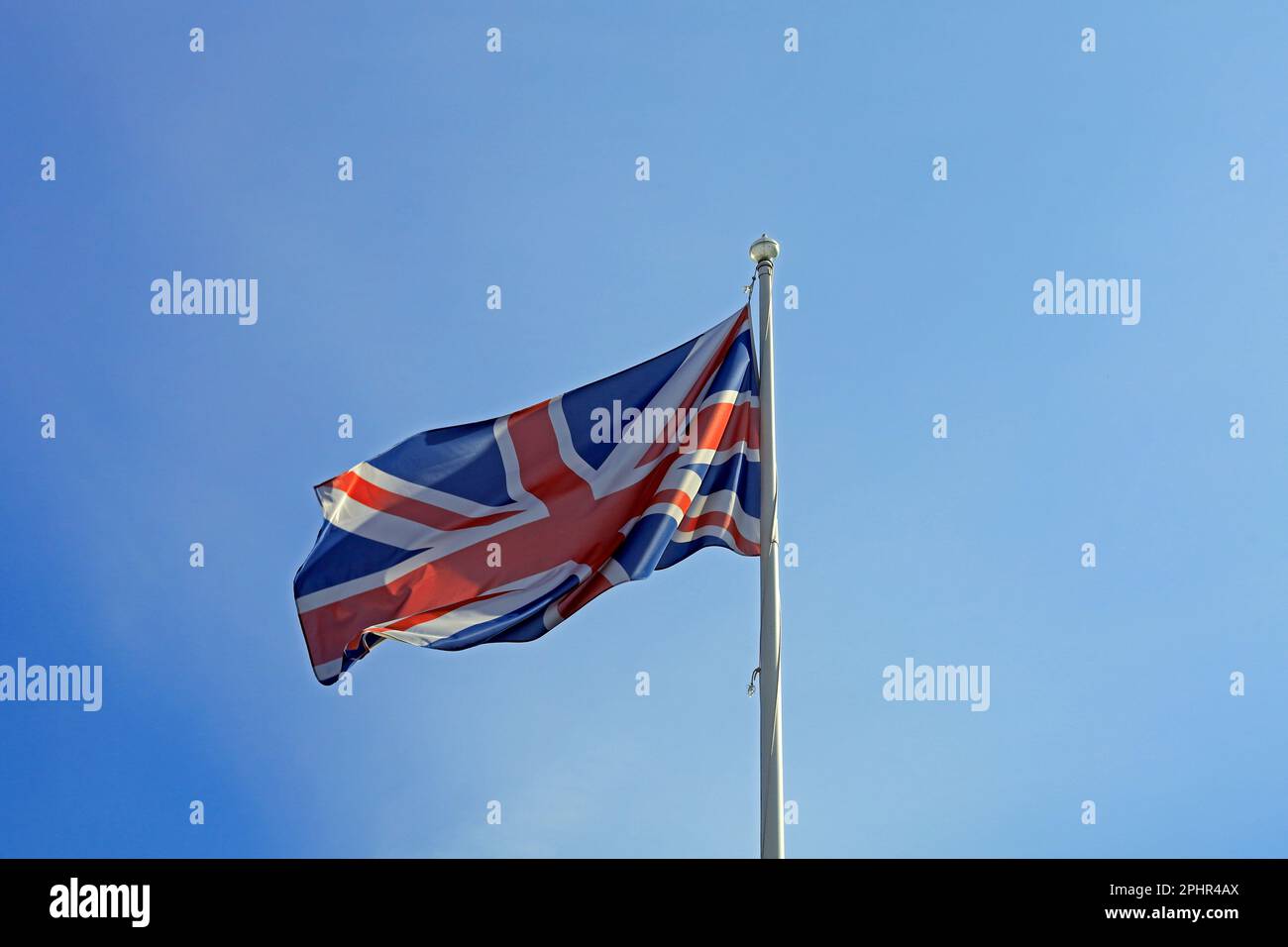 Bandiera dell'Unione, Union Jack, rosso bianco e blu contro un cielo blu marzo 2023. Molla. Foto Stock