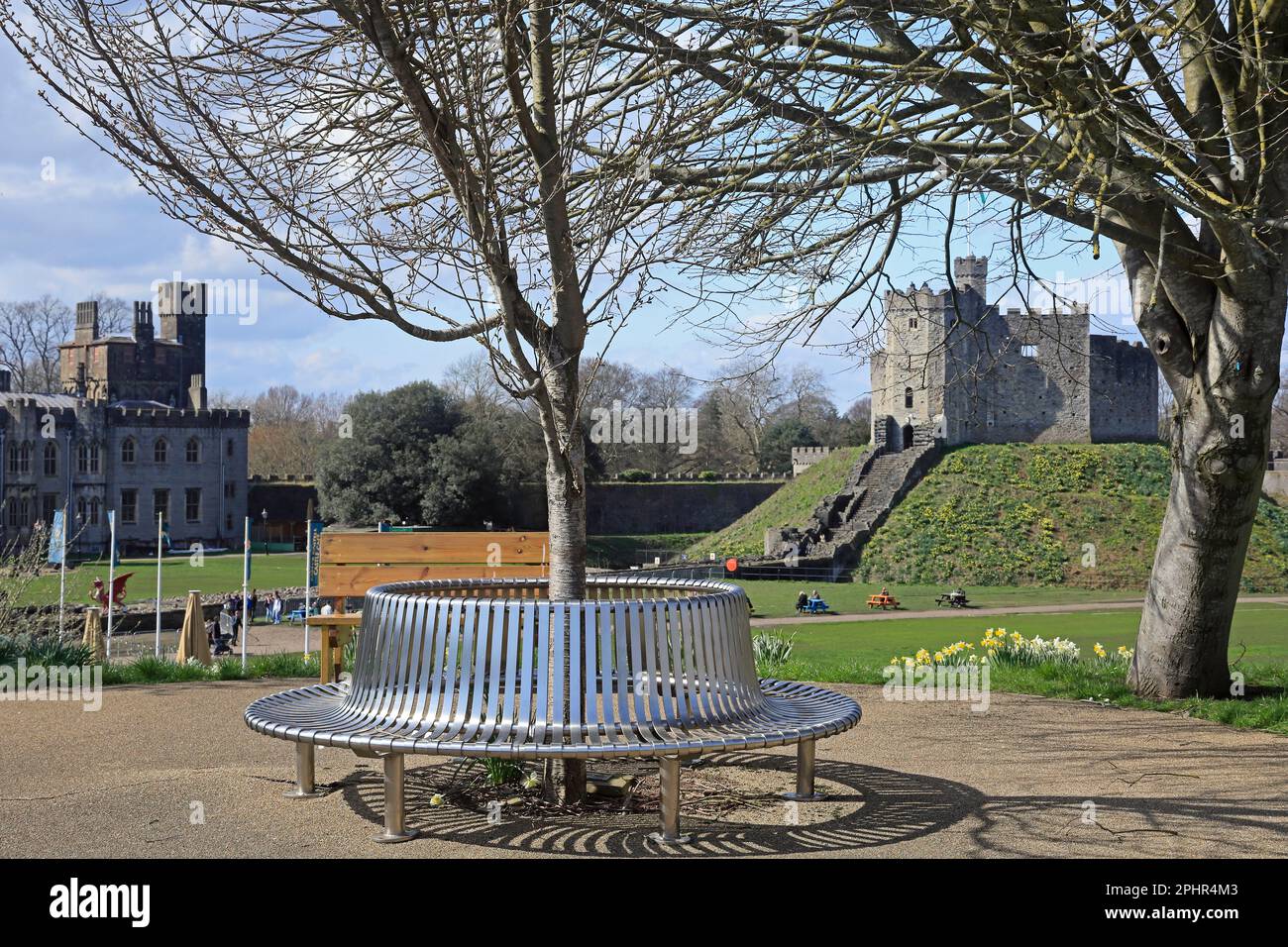 Design moderno in acciaio, circolare, panca esterna, Cardiff Castle. Marzo 2023. Molla. cym Foto Stock