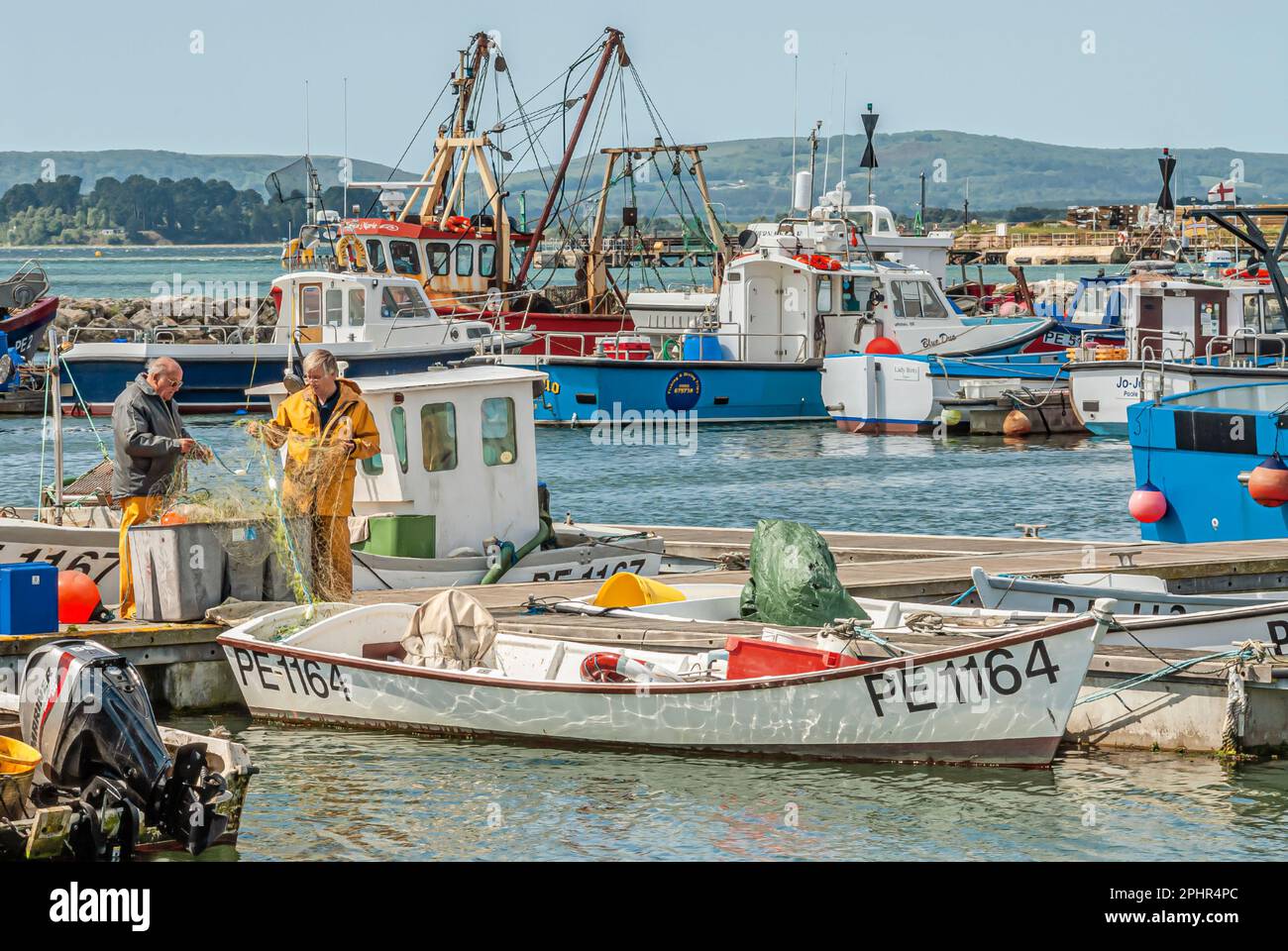 Pescatore al porto di pesca di Poole, Dorset, Inghilterra, Regno Unito Foto Stock