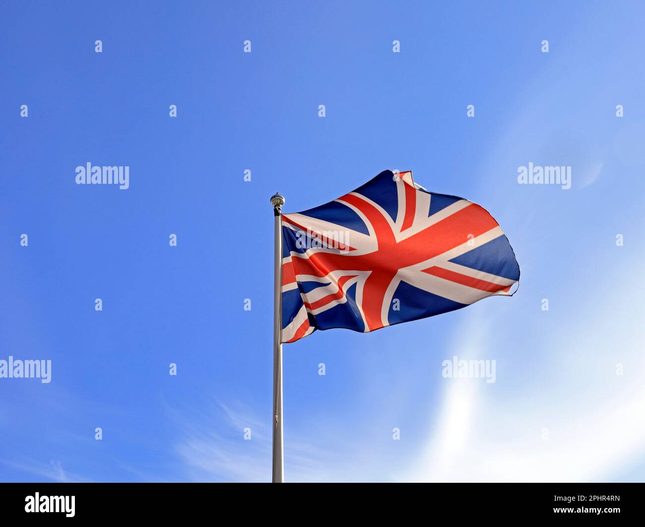 Bandiera dell'Unione, Union Jack, rosso bianco e blu contro un cielo blu marzo 2023. Molla. Foto Stock