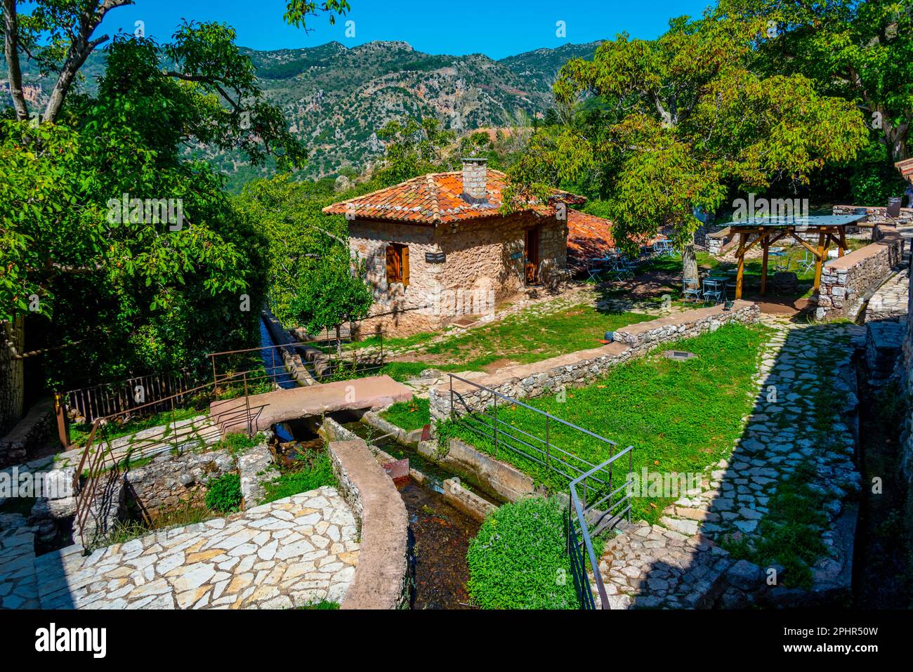 Museo all'aperto di Hydrokinesis (energia idrica) nel villaggio greco Dimitsana. Foto Stock