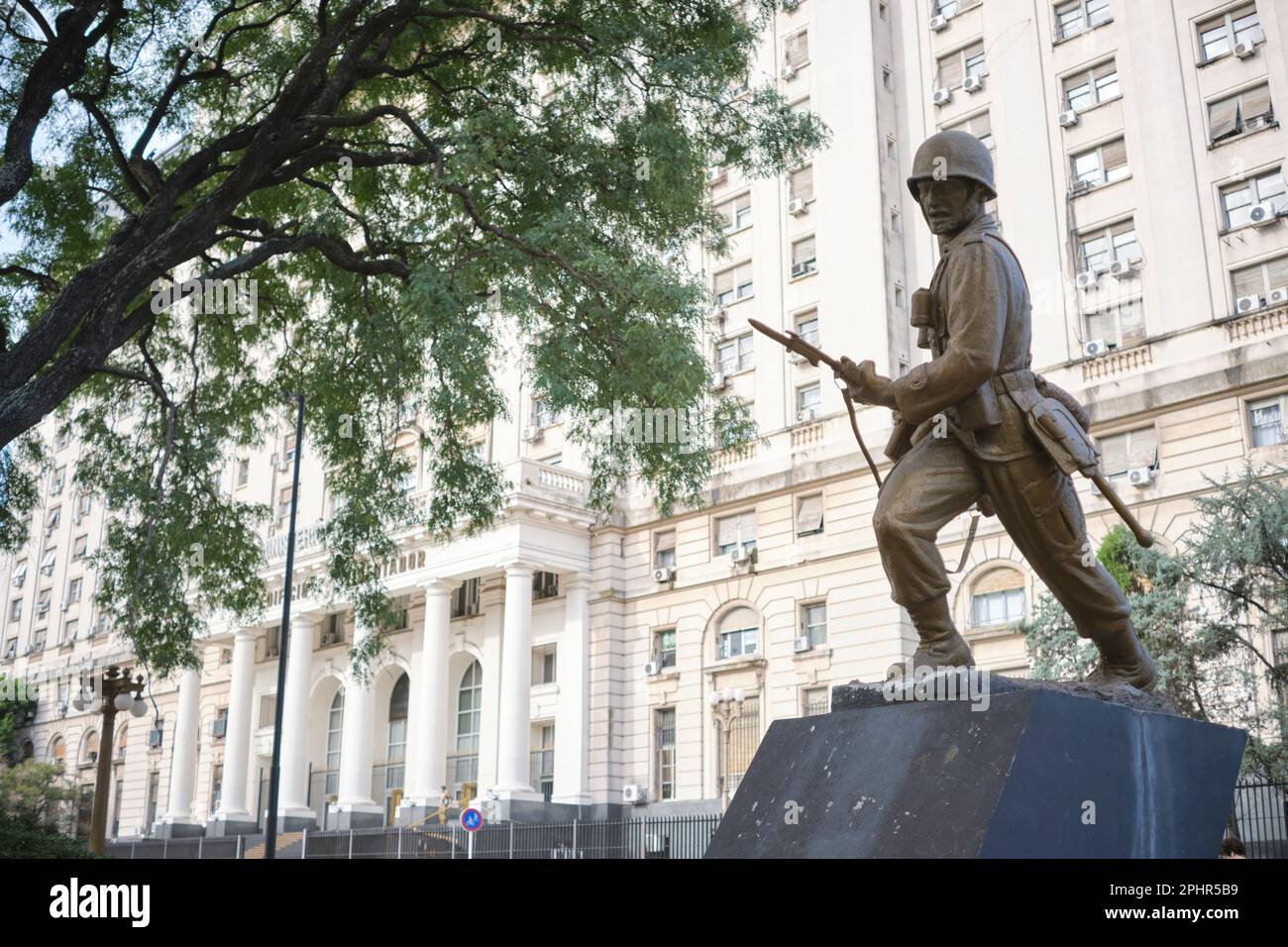 14 marzo 2023, Buenos Aires, Argentina: Scultura di un soldato nella Piazza delle armi, esercito argentino, di fronte al palazzo Libertador, Ministero della D. Foto Stock