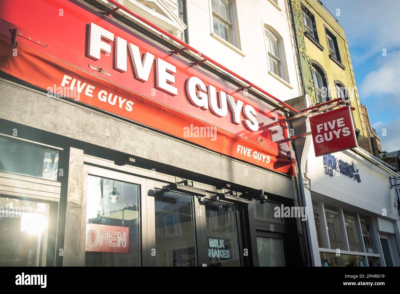 Londra - Gennaio 2023: Five Guys Burger Restaurant su Portobello Road Foto Stock