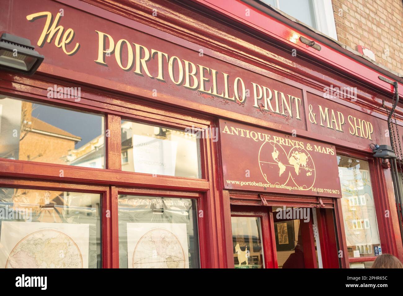 Londra - Gennaio 2023: Negozi su Portobello Road a Notting Hill, Londra ovest - strada punto di riferimento con mercato di strada Foto Stock