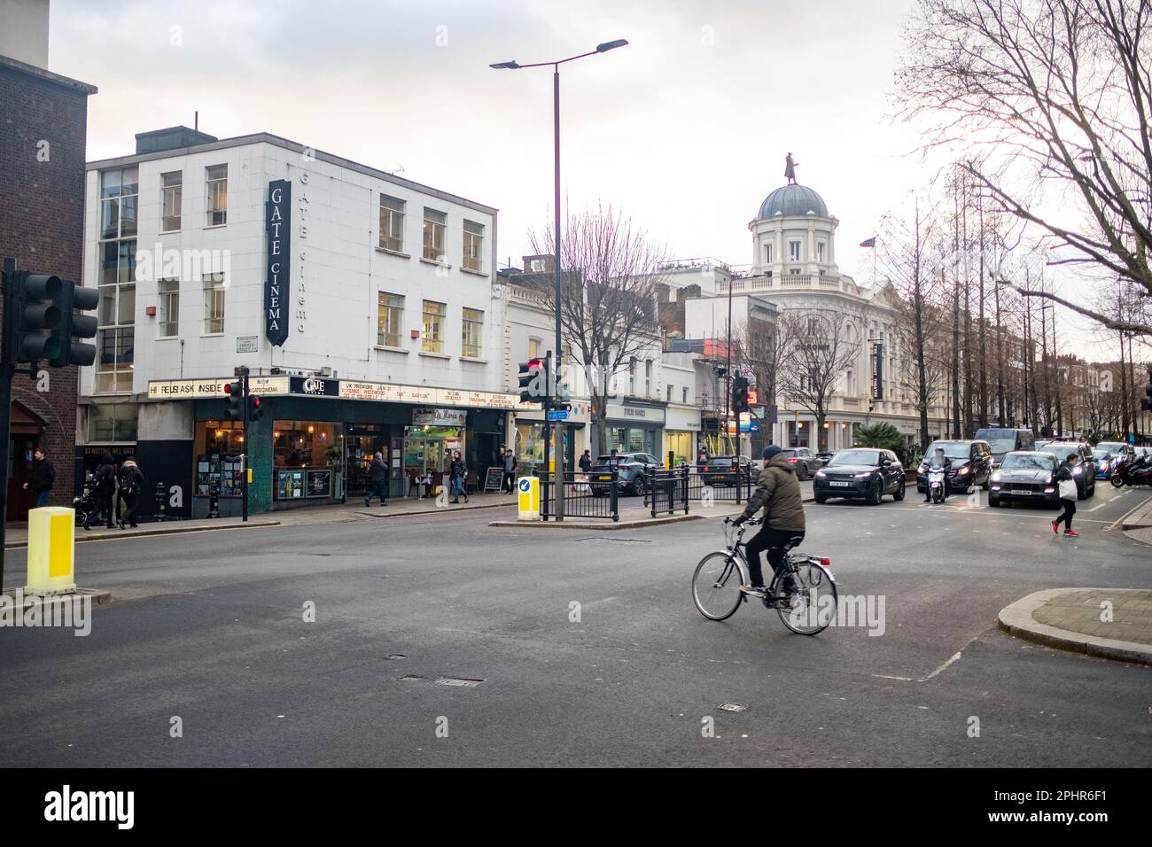 Londra - Gennaio 2023: Notting Hill Gate W11 - strada principale a West London Foto Stock