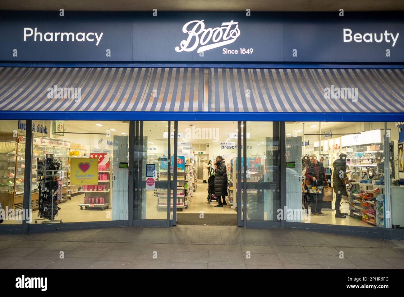 Londra - Gennaio 2023: Farmacia stivali e ramo di bellezza - catena di alta strada britannica Foto Stock