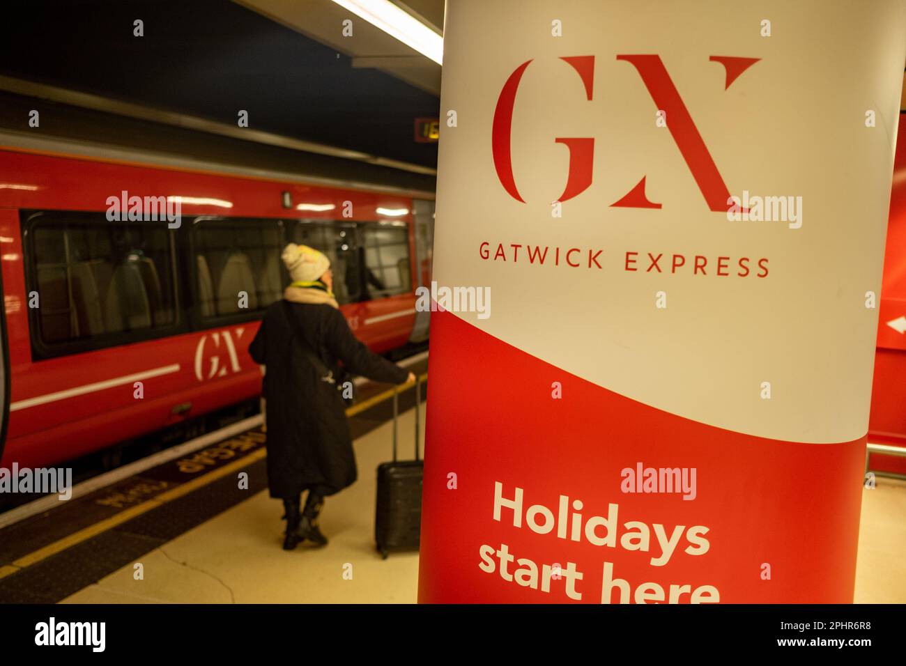 Londra - Gennaio 2023: Treno Gatwick Express alla stazione Victoria di Londra Foto Stock