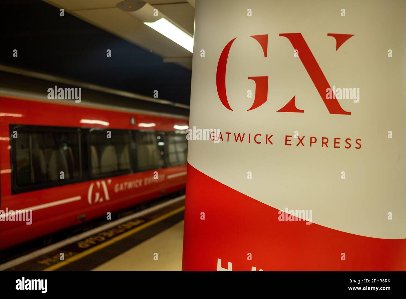 Londra - Gennaio 2023: Treno Gatwick Express alla stazione Victoria di Londra Foto Stock