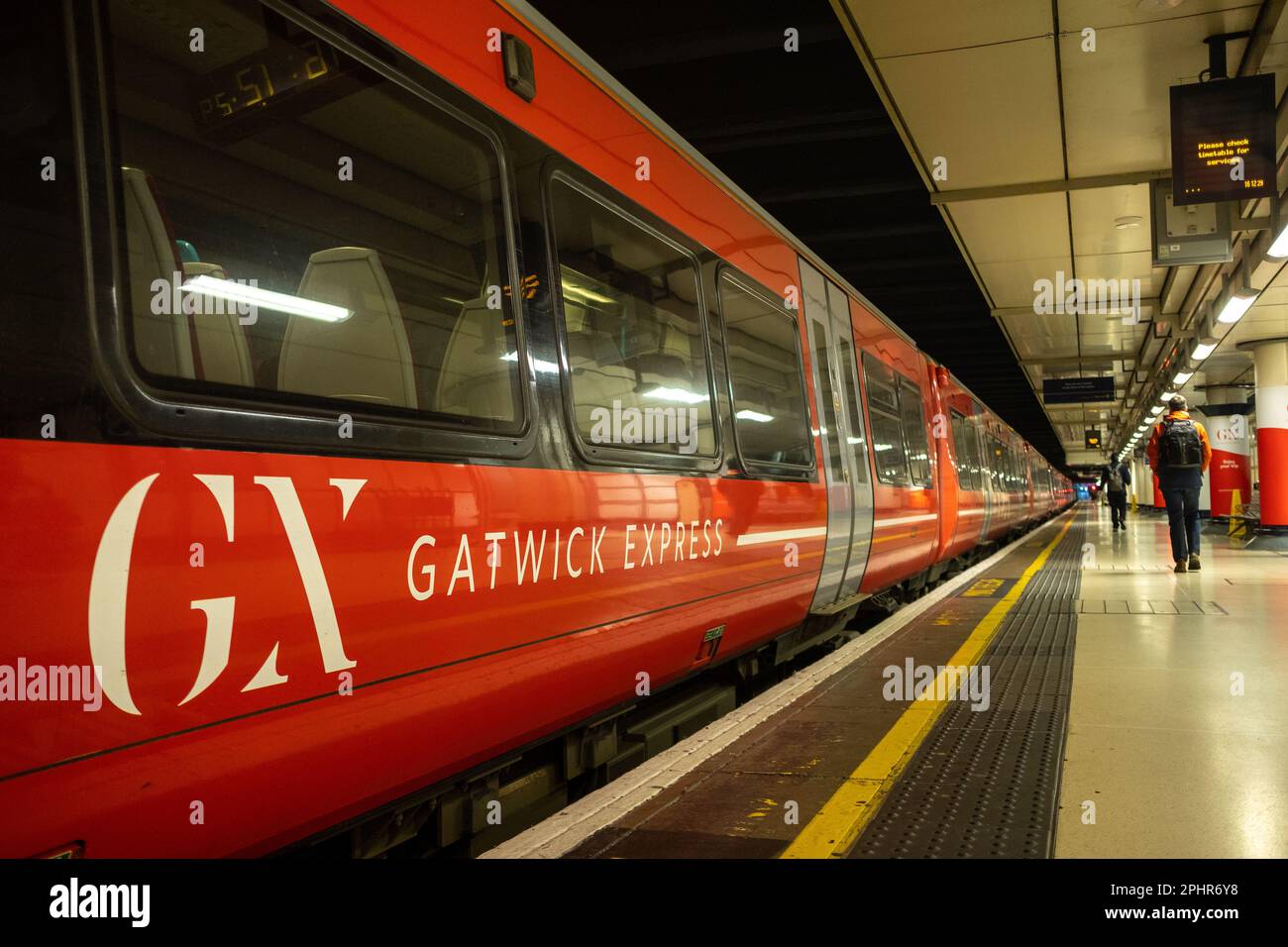 Londra - Gennaio 2023: Treno Gatwick Express alla stazione Victoria di Londra Foto Stock