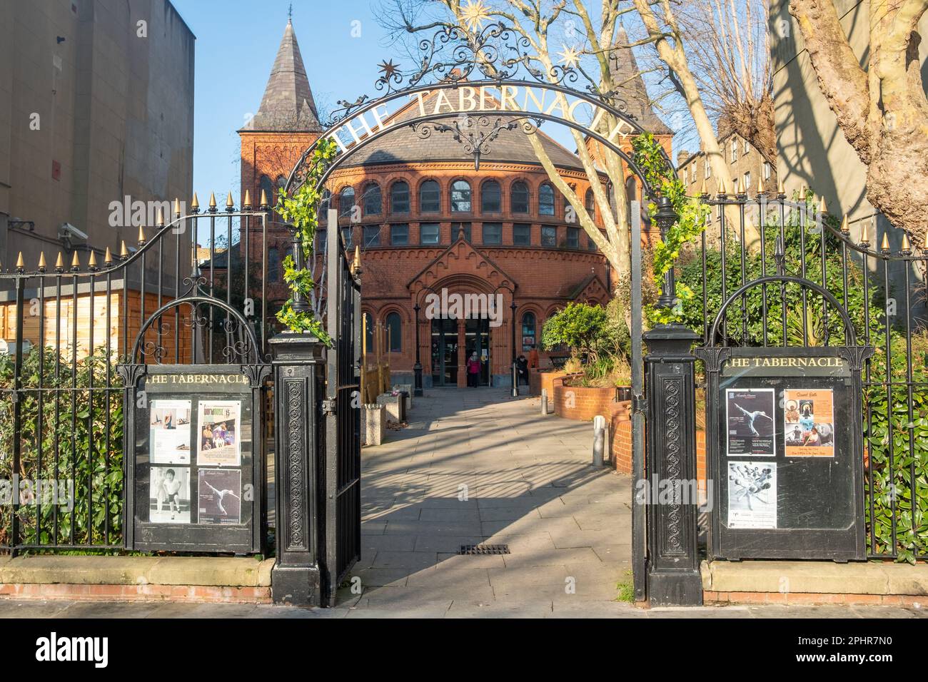 Londra - Gennaio 2023: Il Tabernacolo a Notting Hill, Londra occidentale. Un luogo per eventi e un centro per le arti dello spettacolo. Foto Stock