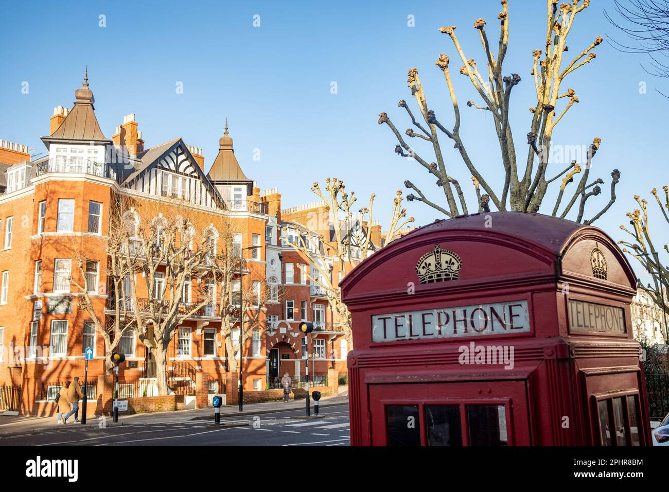 Londra - Gennaio 2023: Case vittoriane in mattoni rossi su Elgin Avenue nel W9 Maida vale Foto Stock