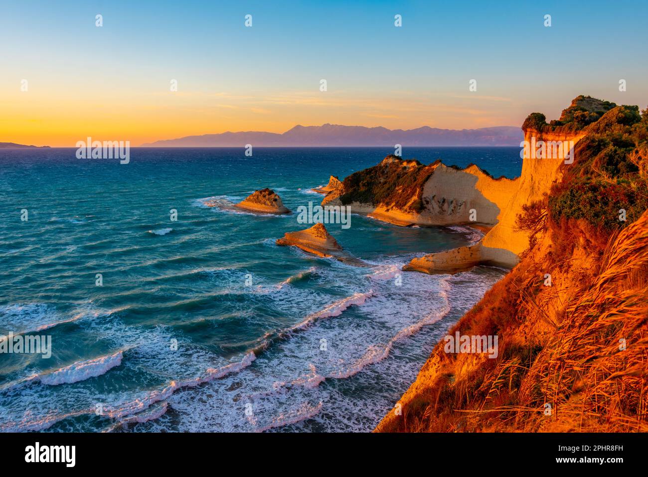 Vista al tramonto di Capo Drastis un'isola di Corfù, Grecia. Foto Stock