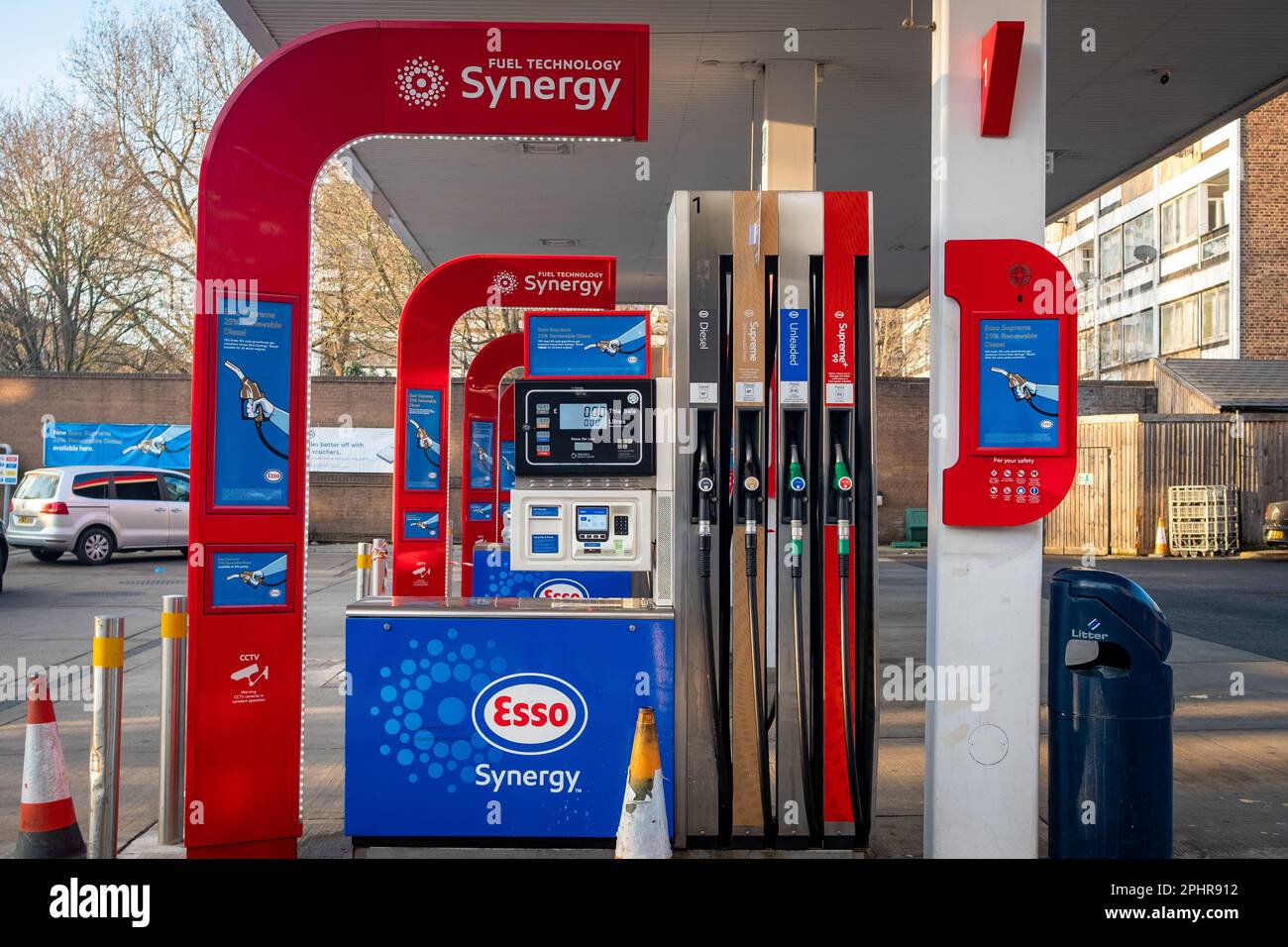 Londra - Gennaio 2023: Pompe benzina e Diesel presso la stazione di rifornimento esso di Maida vale a ovest di Londra Foto Stock