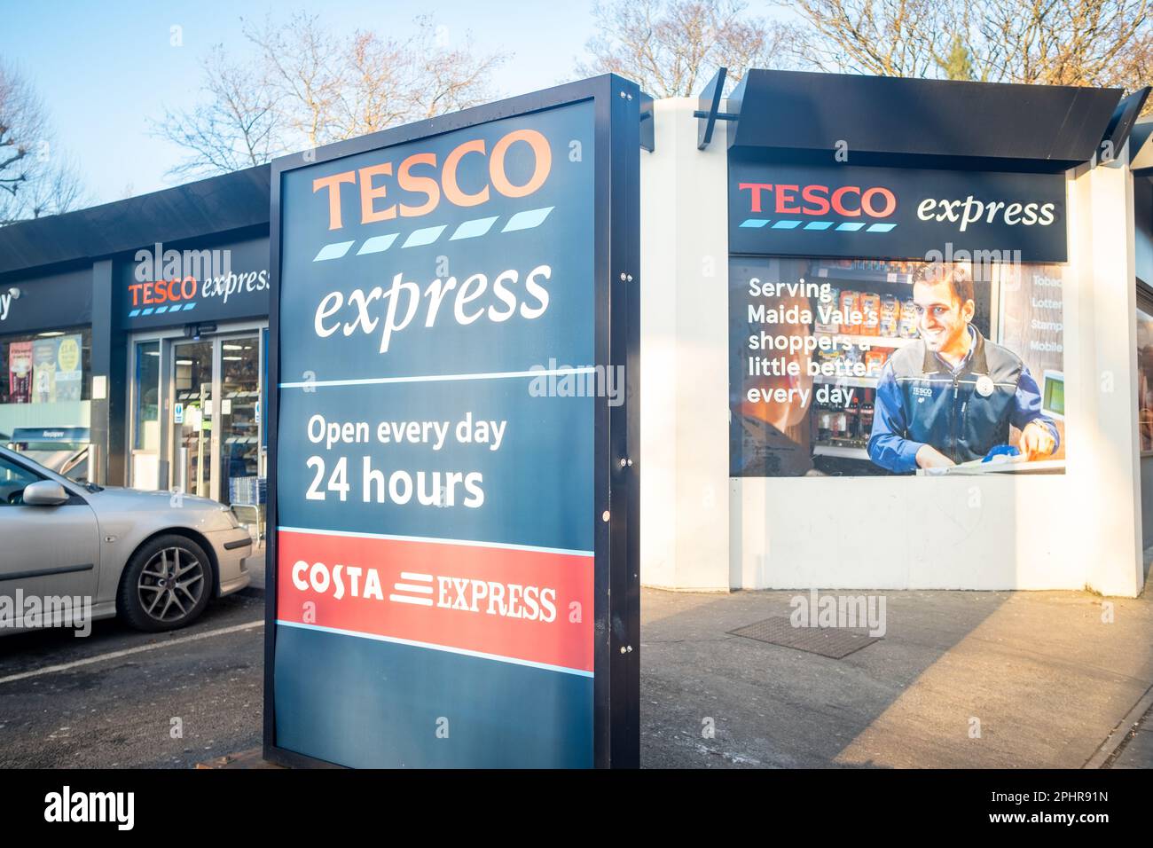 Londra - Gennaio 2023: Tesco Express presso una stazione di servizio esso a Maida vale, Londra ovest Foto Stock