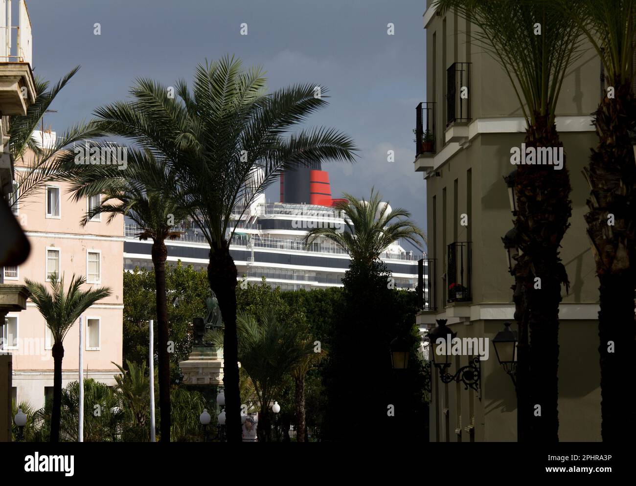 Nave da crociera Cunard Queen Elizabeth vista dalle strade di Cadice, Spagna. Foto Stock