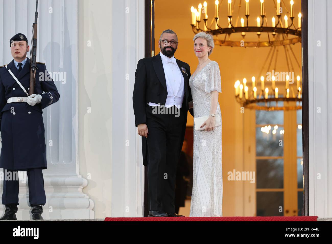 Berlino, Germania, 29th marzo 2023, il Segretario agli Esteri James sapientemente e sua moglie, Susannah Janet Tempio sulle scale dello Schloss Bellevue al banchetto di Stato per re Carlo III Sven Struck/Alamy Live News Foto Stock