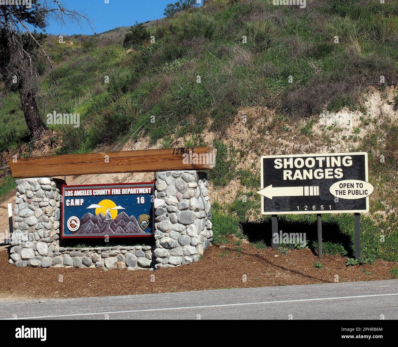 Vecchi segni. Los Angeles County Fire Department, California Department of Corrections and Rehabilitation, Holton Conservation camp 16 a 12652 N. Little Tujunga Canyon Road, e aperto al pubblico poligono di tiro vecchi segni direzione, a Sylmar, California, Foto Stock