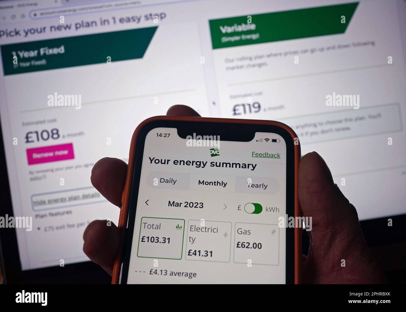 L'app OVO Energy su un telefono cellulare viene tenuta contro uno schermo di un computer portatile che visualizza i dettagli di una tariffa FISSA OVO Energy di un anno per i clienti, in quanto il fornitore ha offerto la sua prima offerta al di sotto del limite del £2.500 del governo sulle bollette tipiche delle famiglie in calo dei prezzi all'ingrosso del gas. Il gigante dell'energia offre ai clienti esistenti una tariffa fissa di un anno pari a £2.275 dollari, con una sottoquotazione della garanzia del prezzo dell'energia (EPG) del governo. Data immagine: Domenica 26 marzo 2023. Foto Stock