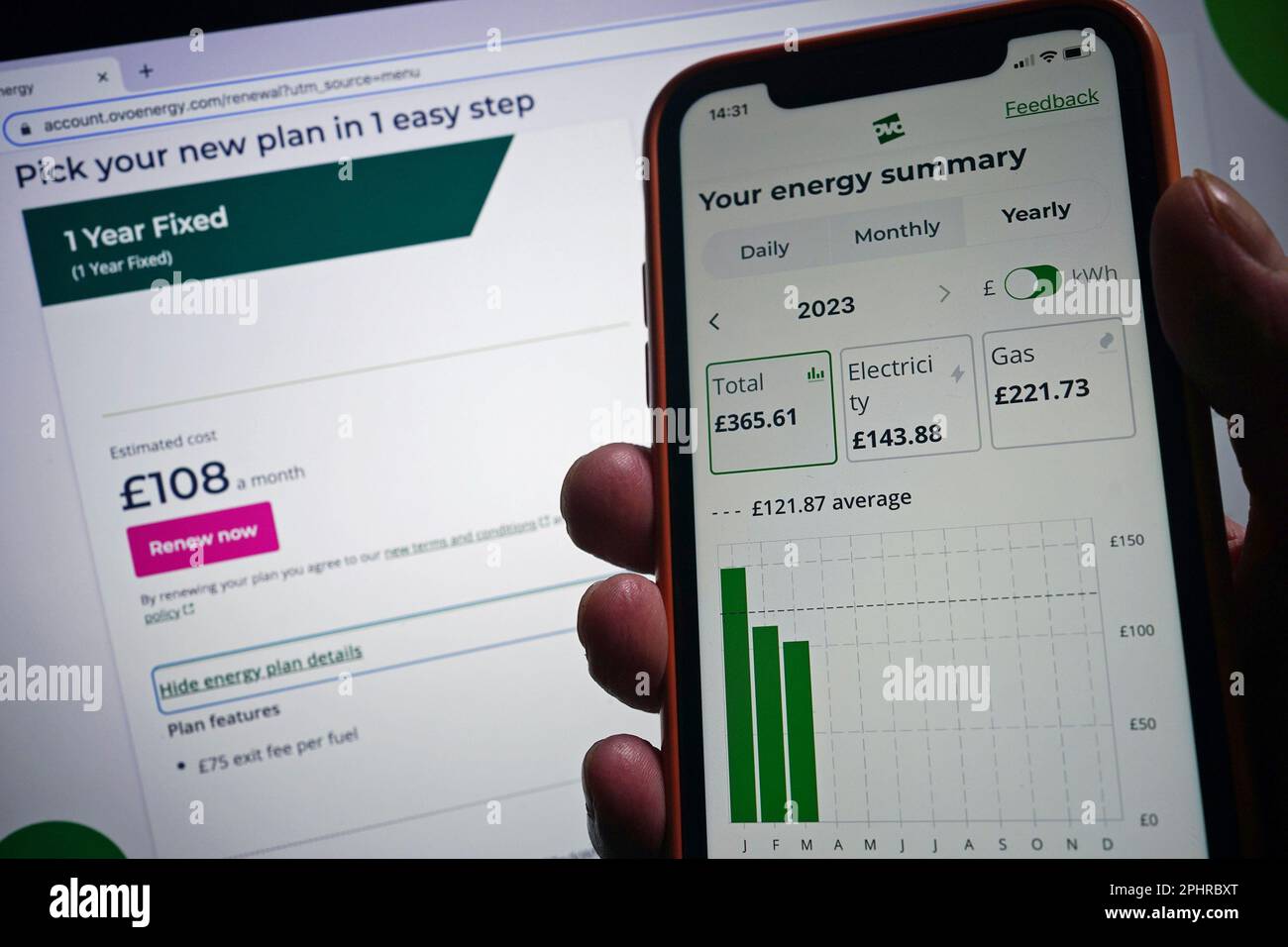 L'app OVO Energy su un telefono cellulare viene tenuta contro uno schermo di un computer portatile che visualizza i dettagli di una tariffa FISSA OVO Energy di un anno per i clienti, in quanto il fornitore ha offerto la sua prima offerta al di sotto del limite del £2.500 del governo sulle bollette tipiche delle famiglie in calo dei prezzi all'ingrosso del gas. Il gigante dell'energia offre ai clienti esistenti una tariffa fissa di un anno pari a £2.275 dollari, con una sottoquotazione della garanzia del prezzo dell'energia (EPG) del governo. Data immagine: Domenica 26 marzo 2023. Foto Stock