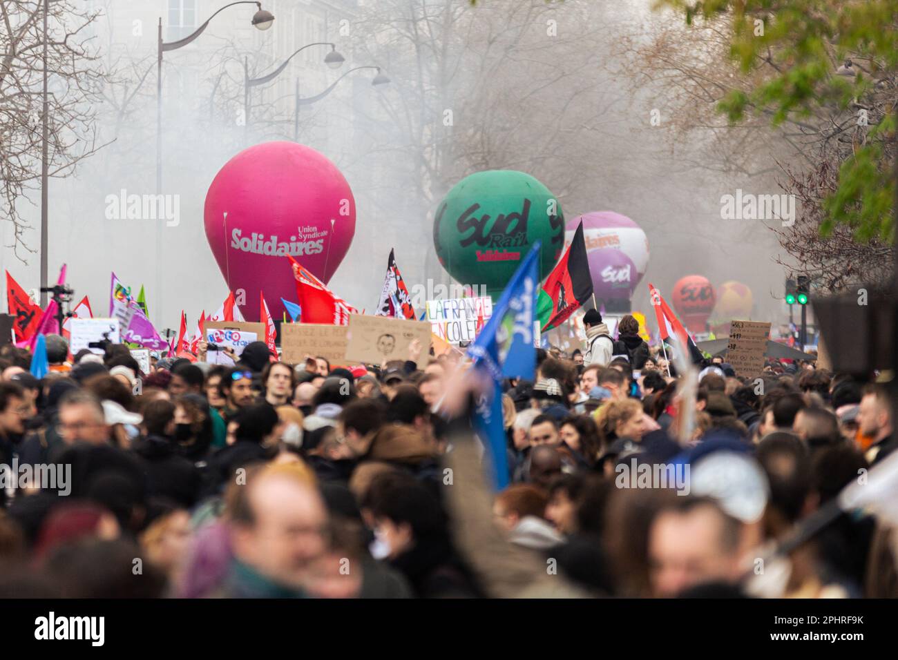 Parigi, Francia. 28th Mar, 2023. I manifestanti sono visti durante il rally contro la riforma pensionistica di Macron verso Place de la Nation. Il decimo raduno di riforme anti-pensione ha portato migliaia di persone per le strade di Parigi, in un altro giorno segnato da violenti scontri tra polizia e manifestanti. Il disegno di legge sulla pensione impopolare di Macron continua a generare un'ondata di proteste e scioperi in tutta la Francia. Credit: SOPA Images Limited/Alamy Live News Foto Stock