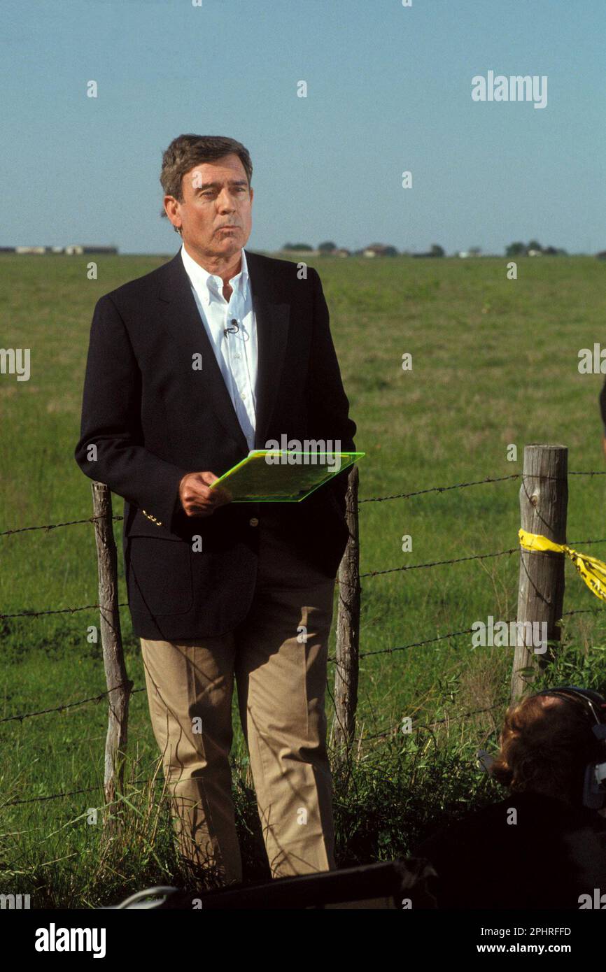 17 aprile 1993, Mount Carmel, Texas, USA: Anchorman DAN PIUTTOSTO fare il CBS sera News dal campo di media durante il Branch Davidian standoff. (Credit Image: © Bob Daemmrich/ZUMA Press Wire) SOLO PER USO EDITORIALE! Non per USO commerciale! Foto Stock