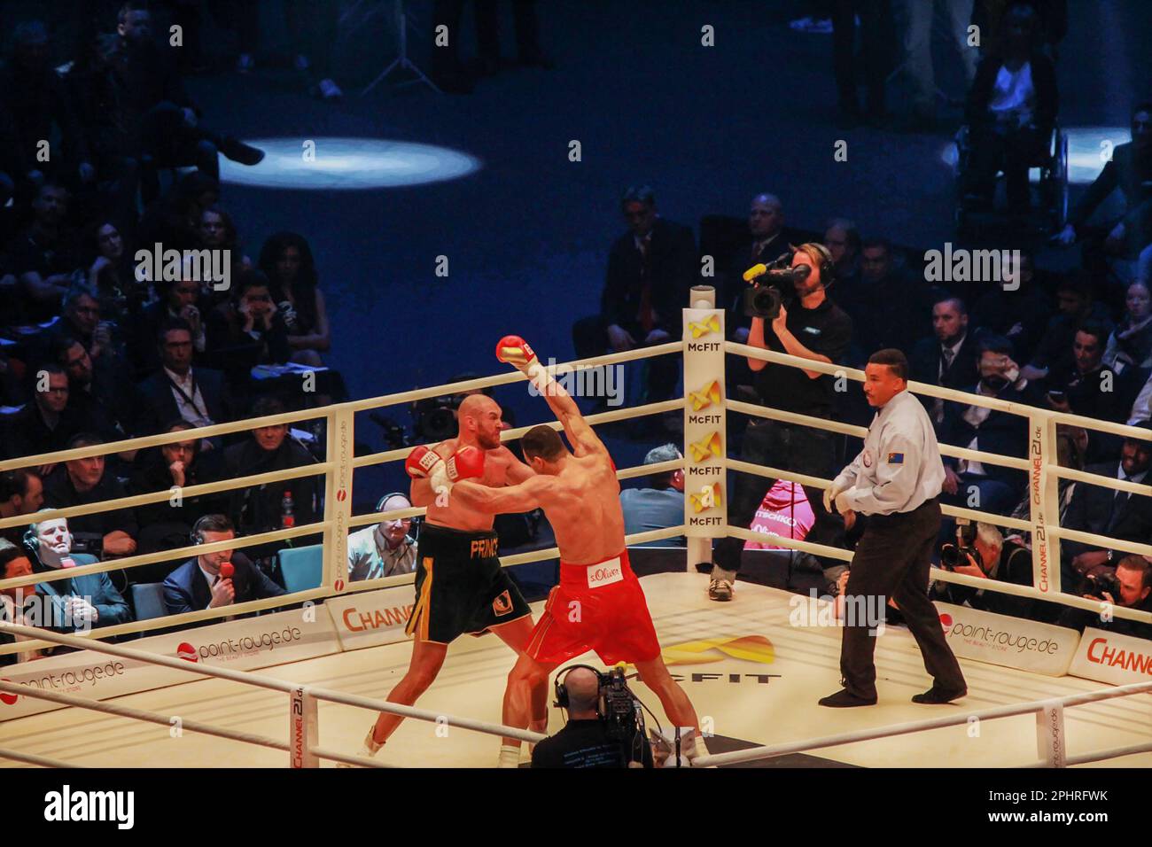 28-11-2015 Dusseldorf Germania. Tyson Fury e Wladimir Klitschko al centro dell'anello di pugilato - alcune azioni Foto Stock