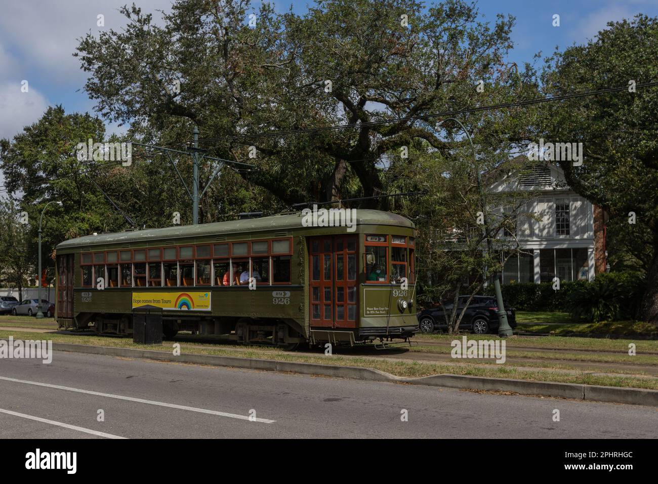 Un vecchio tram verde a New Orleans, Louisiana, alberi verdi intorno, di giorno Foto Stock