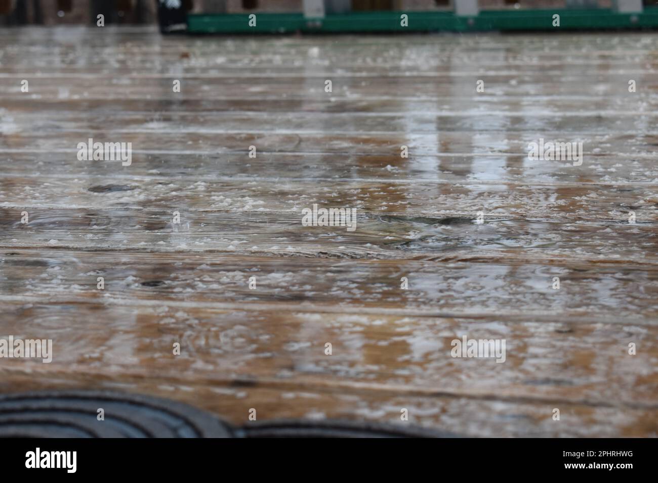 Pioggia e slittino su un ponte di legno. Missouri, Missouri, Stati Uniti, Stati Uniti, USA Foto Stock