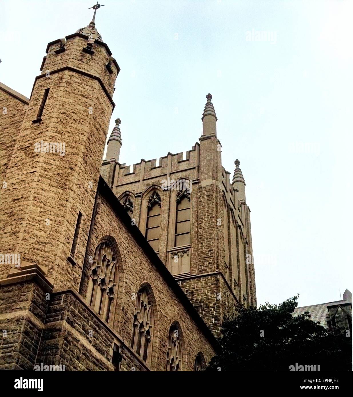 Foto a colori di una foto monocromatica della torre principale e di un'altra torre, St. Bridget's Cathedral a Philadelphia, Stati Uniti Foto Stock
