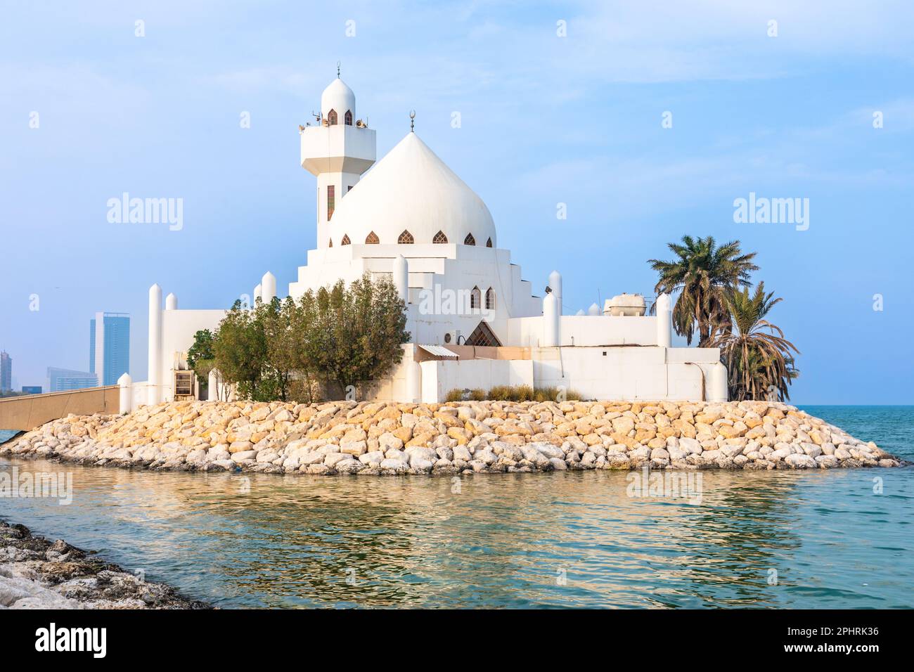 White Salem Bin Laden Moschea costruita sull'isola con il mare sullo sfondo, al Khobar, Arabia Saudita Foto Stock