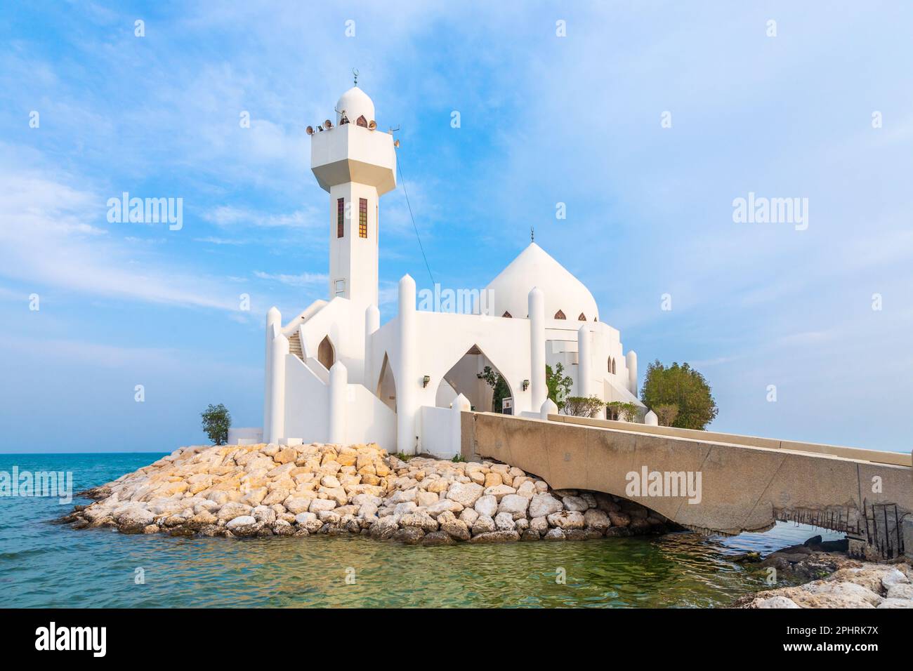 White Salem Bin Laden Moschea costruita sull'isola con il mare sullo sfondo, al Khobar, Arabia Saudita Foto Stock