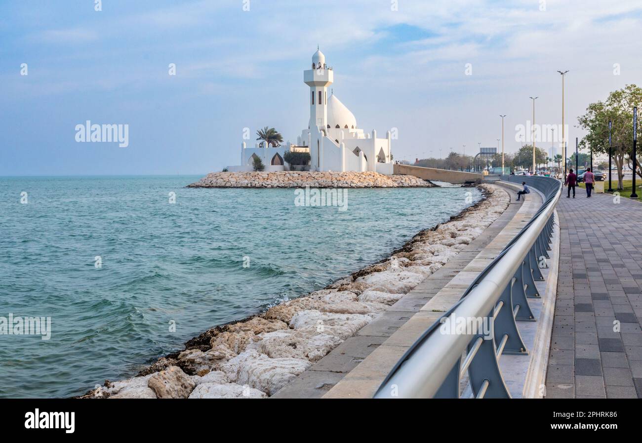 White Salem Bin Laden Moschea costruita sull'isola con il mare sullo sfondo e passeggiata a piedi, al Khobar, Arabia Saudita Foto Stock