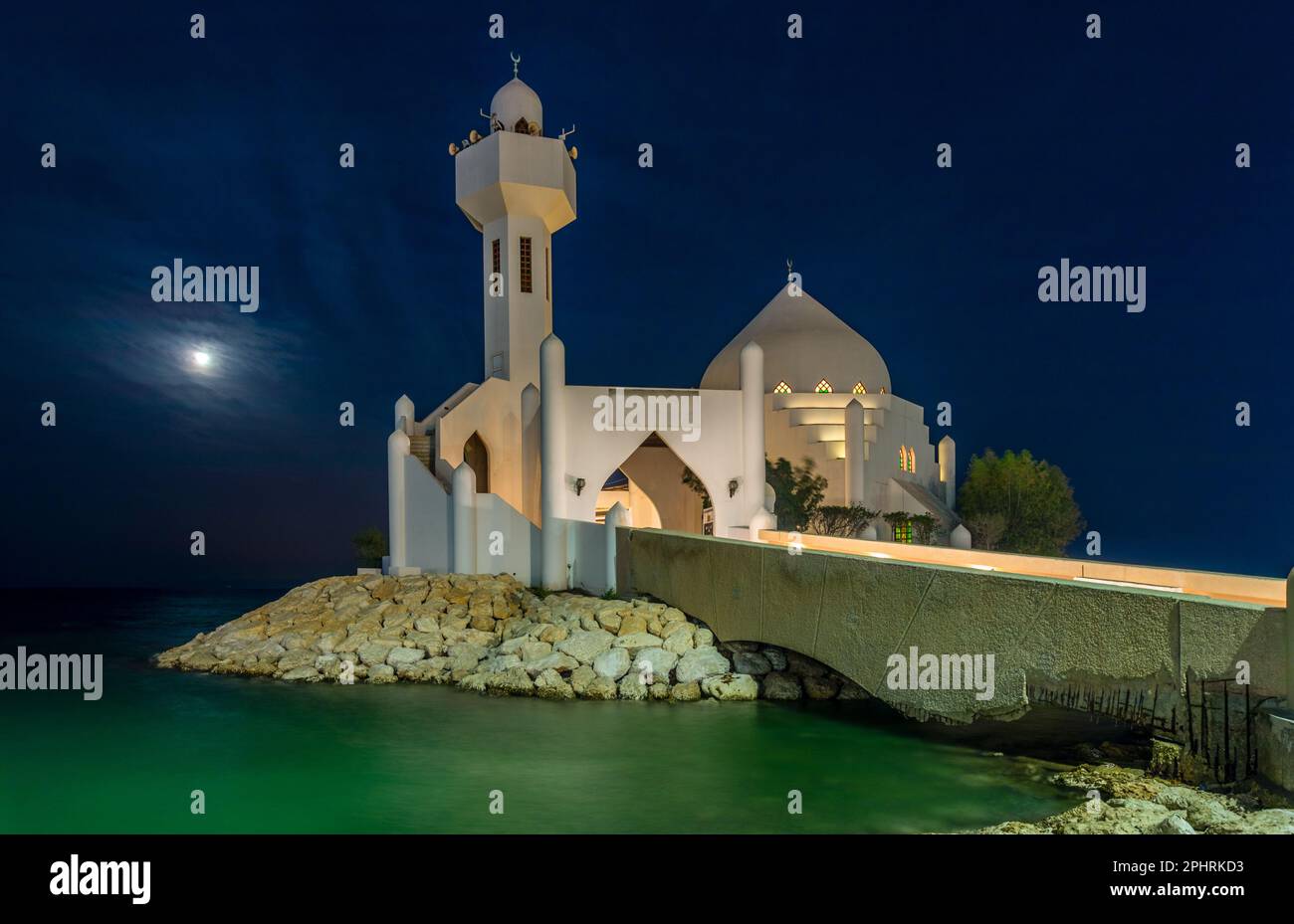 White Salem Bin Laden Moschea costruita sull'isola al chiaro di luna con il mare sullo sfondo, al Khobar, Arabia Saudita Foto Stock