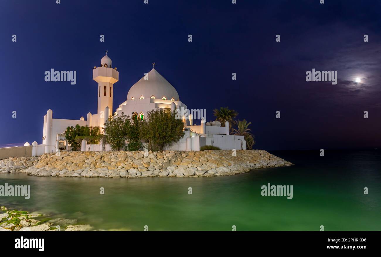 White Salem Bin Laden Moschea costruita sull'isola al chiaro di luna con il mare sullo sfondo, al Khobar, Arabia Saudita Foto Stock