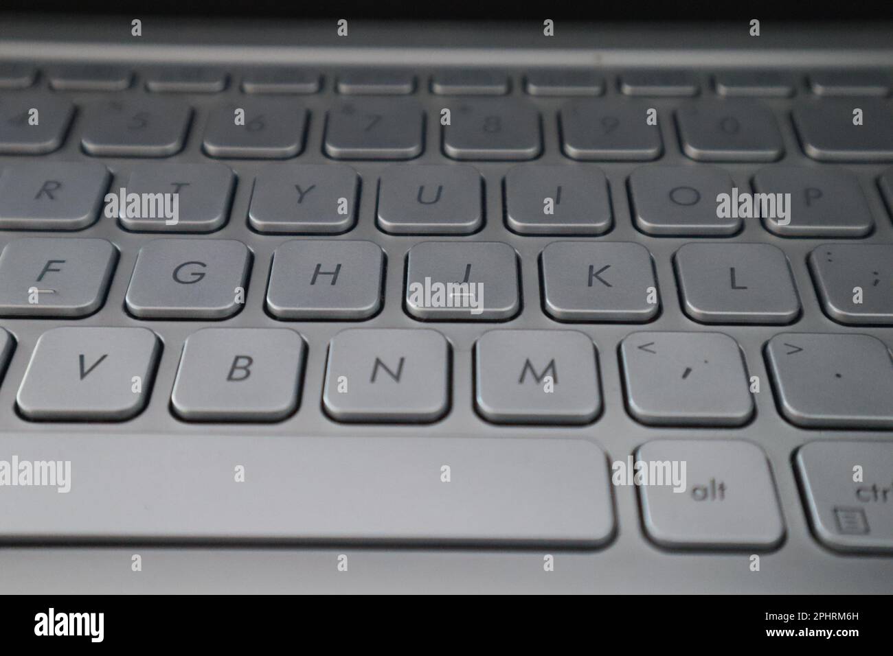 Icona piatta del microfono sul pulsante della tastiera del computer, concetto di comunicazione aziendale online Foto Stock