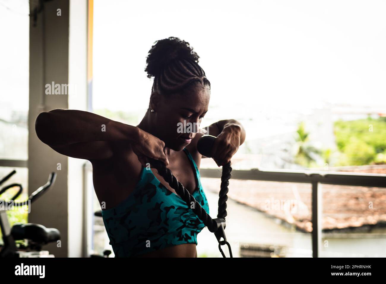 Donna muscolare che fa esercizi per i muscoli delle braccia e delle spalle. Esercizio di fitness in studio. Foto Stock Donna muscolare che fa esercizi per i muscoli delle braccia e delle spalle. Esercizio di fitness in studio. Foto Stock