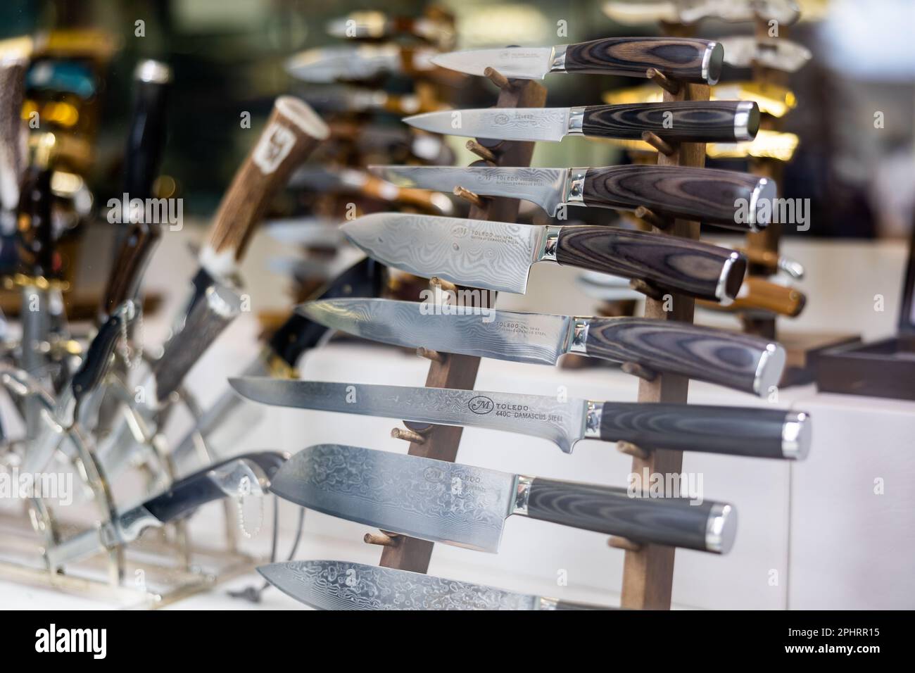 Coltelli da cucina con lame in acciaio Damascus in vendita presso il negozio  Toledo Foto stock - Alamy