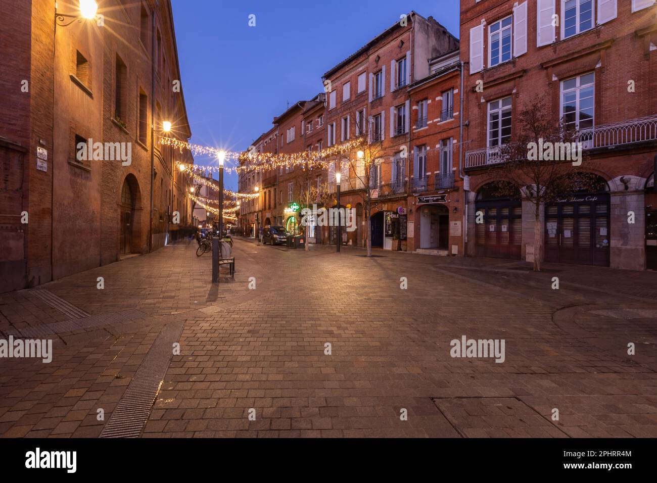 Tolosa vecchie strade acciottolate al crepuscolo illuminato dalle luci Foto Stock