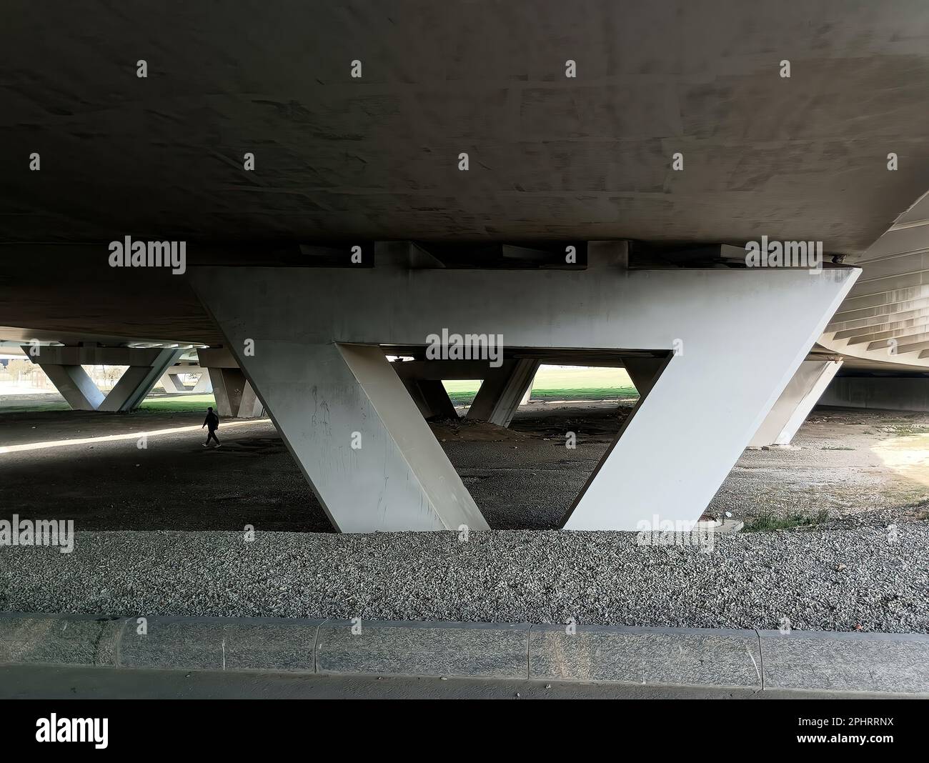 Ponte supporti in cemento sotto ponte in cemento contemporaneo Foto Stock