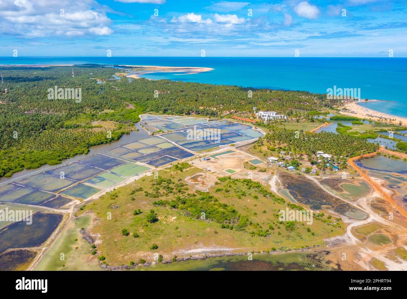 Veduta aerea dei campi agricoli trascurati dalle turbine eoliche a Kalpitiya in Sri Lanka. Foto Stock