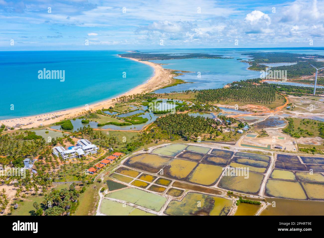 Veduta aerea dei campi agricoli trascurati dalle turbine eoliche a Kalpitiya in Sri Lanka. Foto Stock