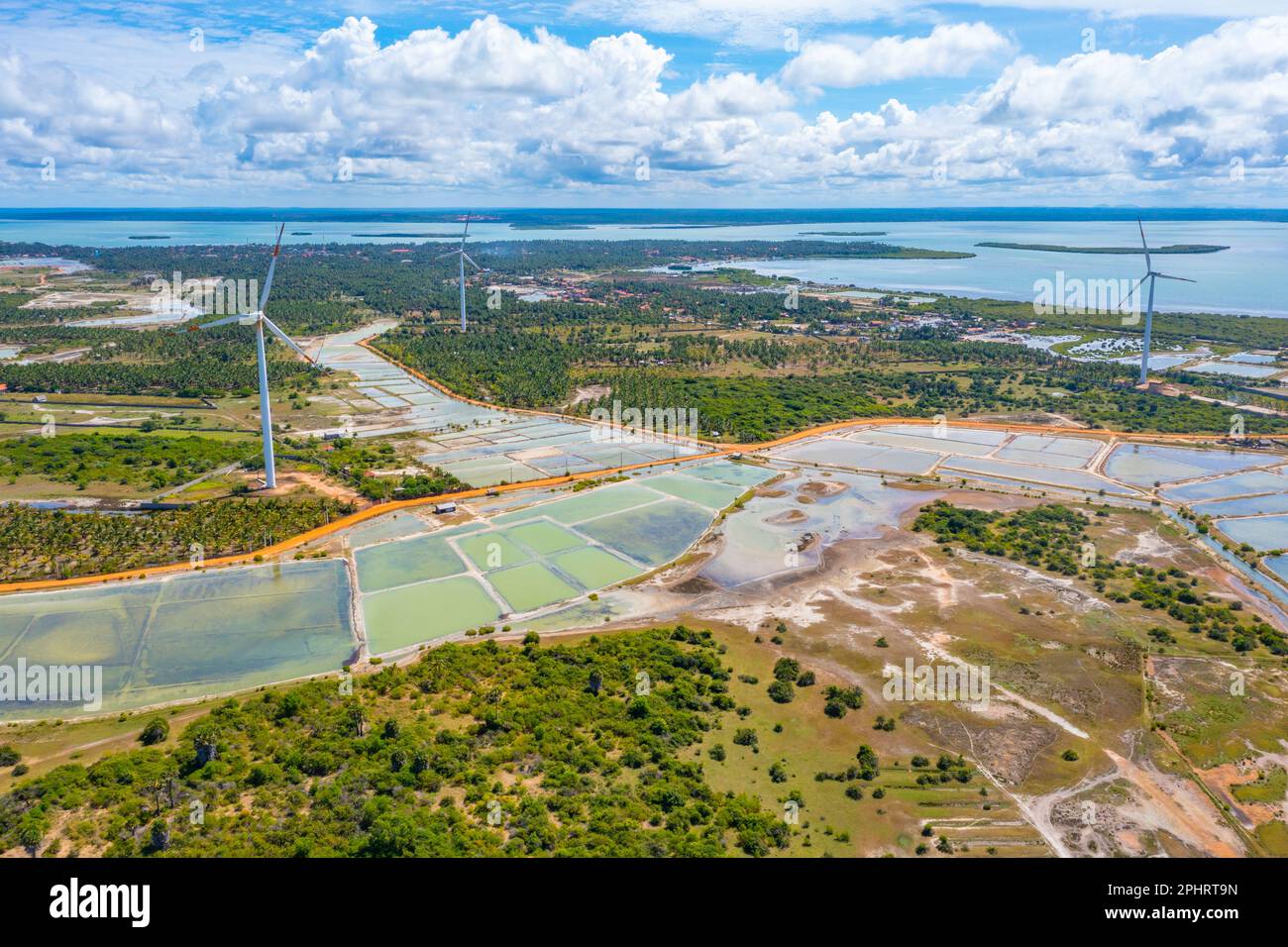 Veduta aerea dei campi agricoli trascurati dalle turbine eoliche a Kalpitiya in Sri Lanka. Foto Stock